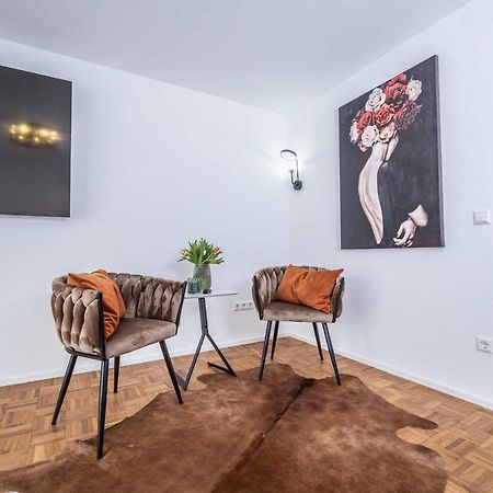 City Wohnung Fn L 5 Klimatisiert Mit Balkon Und Kueche FDH Buitenkant foto